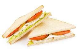 Сэндвич с беконом и сыром на белом хлебе