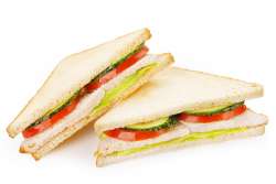 Сэндвич с курицей и сыром на белом хлебе