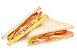 Сэндвич с ветчиной (из индейки) и сыром на белом хлебе