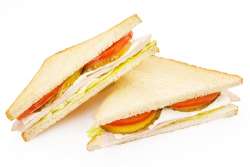Сэндвич с индейкой и сыром на белом хлебе