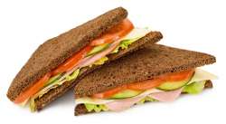 Сэндвич с ветчиной и сыром на черном хлебе