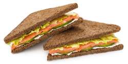 Сэндвич с красной рыбой и сыром на черном хлебе