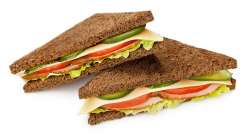 Сэндвич с бужениной и сыром на черном хлебе