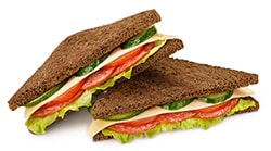 Сэндвич с салями и сыром в  черном хлебе